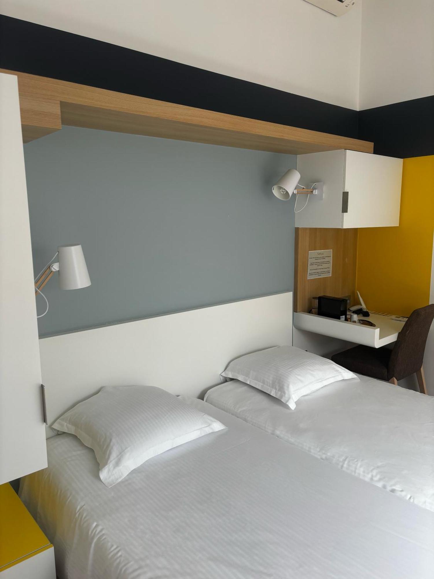 Logis Domaine Du Moulin Cavier Hotel Avrille  Bagian luar foto